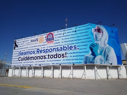 El espectacular tiene nombres de trabajadores de la salud que fallecieron a causa del COVID-19. (ANGÉLICA SANDOVAL)