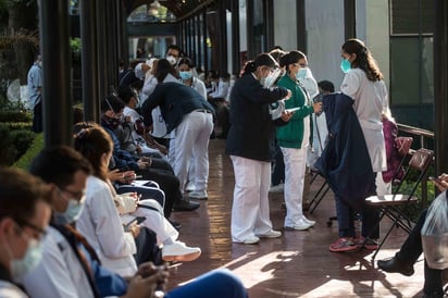 Prevé que para abril del próximo año, es decir, en cuatro meses, la población más vulnerable a la pandemia del coronavirus pueda ya estar vacunada. (ARCHIVO)