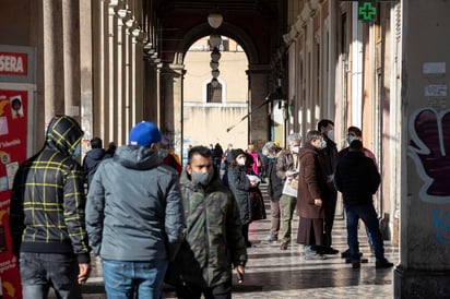 Italia comunicó hoy 23,477 nuevos contagios por coronavirus en las últimas veinticuatro horas, una cifra que permite a las autoridades afirmar que la curva de infecciones está bajo control justo el día de Nochevieja, cuando se entra de nuevo en 'zona roja', el nivel más alto de riesgo, con restricciones severas para evitar los contactos. (ARCHIVO) 