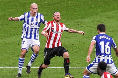 La Real Sociedad venció el jueves 1-0 al Athletic de Bilbao en el derbi del país vasco para poner fin a una racha sin triunfos y aferrarse al tercer lugar de la Liga española. (ESPECIAL) 