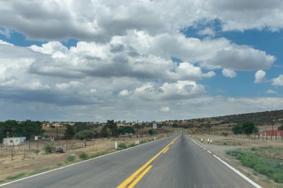 Luego de varias horas en las que permaneció cerrado el tráfico por la supercarretera Durango-Mazatlán, esta tarde fue reabierta. (ARCHIVO)