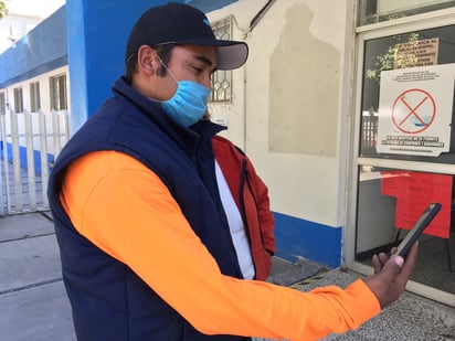 José Antonio Salazar observa la primera fotografía de su pequeño José Luis, la cual fue tomada segundos después de nacer.