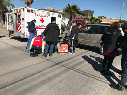 La unidad no respetó la preferencia de la calle Juan Terrazas y fue impactada en el costado izquierdo delantero por la motocicleta. (EL SIGLO DE TORREÓN)