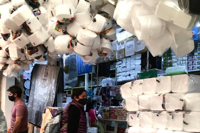 Comerciantes de materias primas en mercados públicos de Benito Juárez y Cuauhtémoc pidieron al Gobierno capitalino una prórroga para la prohibición de plásticos o que 'piensen mejor las cosas', ya que tienen mucha mercancía como vasos, platos, charolas y tenedores desechables, de la que depende su economía y deben vender para no perder su inversión. (ARCHIVO)