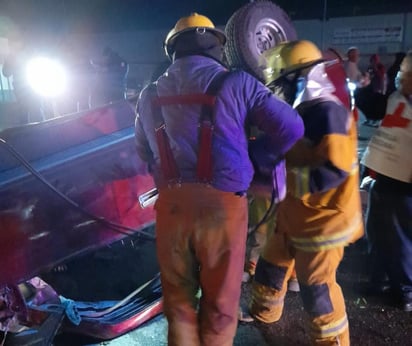 El chofer perdió el control del volante y se impactó contra la base de un puente peatonal, para posteriormente volcar. (EL SIGLO DE TORREÓN)