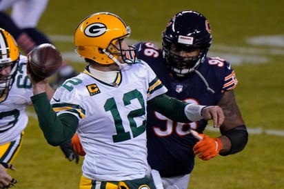 Aaron Rodgers lanzó cuatro pases de anotación ante los Osos, y llegó a 48 en la temporada, una marca personal. (AP)