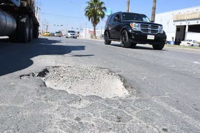 Según una encuesta del Inegi, un 88.3 por ciento de los laguneros consideró que los baches son el problema más importante en Torreón. (ARCHIVO)