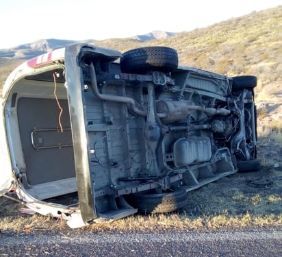 A consecuencia del exceso de velocidad, perdió el control, para luego volcarse hasta salir de la carretera y terminar a un costado del camino. (EL SIGLO DE TORREÓN)