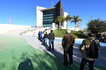 Los asistentes, en su mayoría personas de la tercera edad, dijeron desconocer las formas alternas para consultar su saldo y realizar el pago, otros señalaron no estar familiarizados con el sistema en línea o no tener confianza en las tiendas de autoservicio. (FERNANDO COMPEÁN)