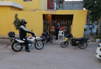 Motociclista termina lesionado luego de ser embestido por el conductor de un auto en calles del fraccionamiento Hamburgo de Gómez Palacio. (EL SIGLO DE TORREÓN)