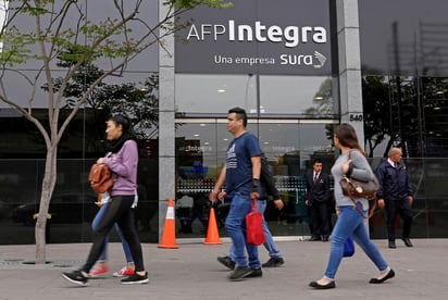 Las personas que perdieron su empleo durante la pandemia por el COVID-19 pueden tramitar el Retiro Parcial por Desempleo, señaló este lunes el Instituto Mexicano del Seguro Social (IMSS). (ARCHIVO)