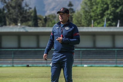 Juan Reynoso durante el entrenamiento de ayer de Cruz Azul. (CORTESÍA)