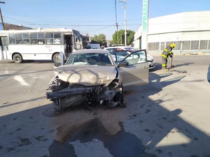 Paramédicos de la Cruz Roja arribaron al lugar para atender a dos menores que viajaban en el automóvil Jetta, los cuales fueron trasladados a un hospital. (EL SIGLO DE TORREÓN)