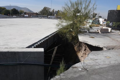 Reclamó nuevamente este martes por el retraso en las obras del proyecto Metrobús Laguna, mismas que además han generado afectaciones en los servicios básicos de diversos sectores. (FERNANDO COMPEÁN)