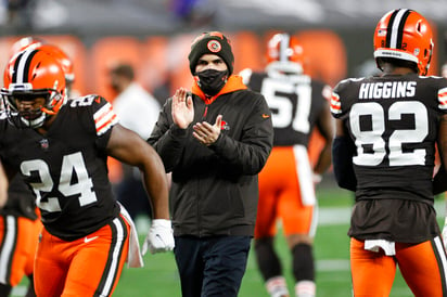 Los Browns de Cleveland disputarán su primer partido de postemporada desde 2002 sin su entrenador Kevin Stefanski, quien dio positivo por COVID-19 apenas dos días después de conducir al equipo de vuelta a los playoffs. (ESPECIAL) 