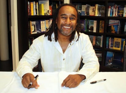 Eric Jerome Dickey, el popular novelista que mezcló crimen, romance y erotismo en “Sister, Sister”, “Waking With Enemies” y decenas de historias más sobre la vida negra contemporánea, murió a los 59 años. (Especial) 