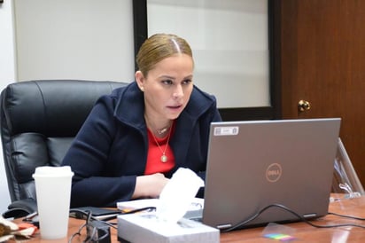 En reunión con los integrantes de la Mesa de Salud Municipal de Gómez Palacio, la presidenta municipal, Marina Vitela Rodríguez, acordó acciones para enfrentar la pandemia COVID-19 para la protección de la población, como en apoyo al personal hospitalario y del personal del Ayuntamiento afectado por las secuelas del padecimiento. (DIANA GÓNZÁLEZ)