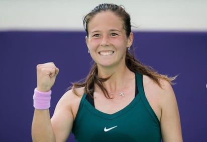 Daria Kasatkina y Maria Sakkari se apuntaron victorias el miércoles al levantar el telón de la temporada del tenis femenino en el Abierto de Abu Dabi. (ESPECIAL)