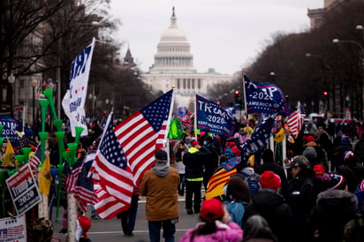 Miles de seguidores del presidente saliente de EUA se concentraron ante el Capitolio en Washington y derribaron varias vallas de seguridad, lo que generó choques con la Policía y caóticas escenas. (EFE)