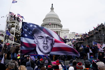 Twitter y Facebook bloquean  las cuentas del presidente de Estados Unidos, Donald Trump y retiran un vídeo de YouTube luego de que defendió el asalto en el Capitolio por sus simpatizantes, provocado por la inconformidad de los resultados de las elecciones  presidenciales de noviembre en 2020. (ESPECIAL) 
