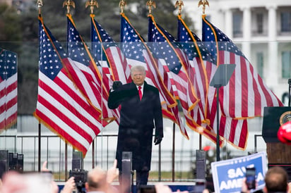 Algunos miembros del gabinete del presidente Donald Trump y algunos legisladores están estudiando la posibilidad de invocar la enmienda 25 de la Constitución alegando su incapacidad para servir en el cargo y traspasar las funciones de presidente al vicepresidente, Mike Pence, pese a que solo le quedan dos semanas de mandato. (EFE)