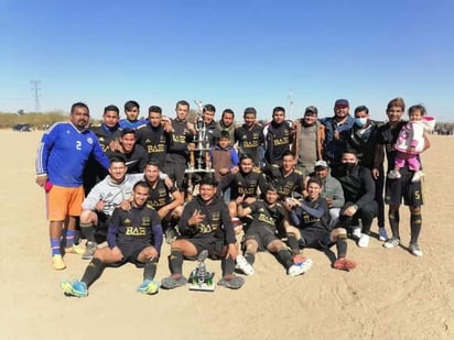 Los hoy campeones posaron orgullosos con sus trofeos, para dar paso al festejo por salir victoriosos en una final que no fue sencilla. (ESPECIAL)