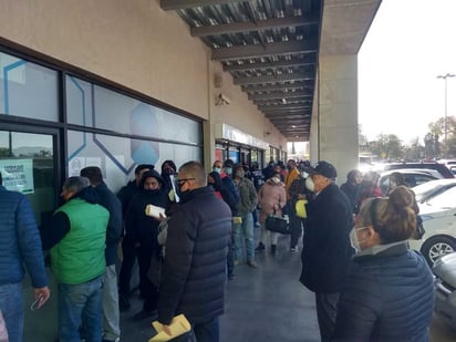 Durante tres días se ha registrado una gran afluencia de ciudadanos en Recaudación de Rentas. (GUADALUPE MIRANDA)