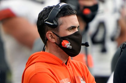 Al dar positivo a COVID-19, el coach de Browns, Kevin Stefanski, no podrá estar el domingo ante Acereros, pero trabaja con el equipo de forma virtual.(ESPECIAL)