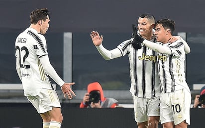 Federico Chiesa (i) marcó dos goles, en la victoria de Juventus 3-1 sobre el líder Milan. (EFE)