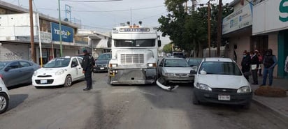 Del choque las autoridades no reportaron personas lesionadas, únicamente los daños materiales del vehículo y la camioneta. (EL SIGLO DE TORREÓN)