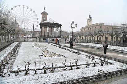 El temporal de frío y nieve puso este jueves en alerta a toda España y está afectando a las comunicaciones por tren y carretera debido a las intensas nevadas que se registran en algunas zonas del país. (EFE)