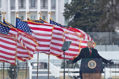 Los disturbios registrados este miércoles en el Capitolio de EUA cuando el Congreso validaba el triunfo del demócrata Joe Biden e incitados por el propio presidente Donald Trump ha llevado a políticos de todo color a pedir que se invoque la Enmienda 25, que permitiría sacarlo de la Casa Blanca. (AGENCIAS) 
