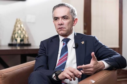 El coordinador parlamentario del PRD en el Senado de la República, Miguel Ángel Mancera,  presentó una iniciativa para aumentar el castigo para quien venda dosis falsas o adulteradas de la vacuna contra el COVID-19 y, en caso de ser aprobada, se penaría hasta con 22 años de cárcel y una multa de 13 millones de pesos. (ARCHIVO)