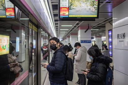 La ciudad china de Wuhan fue el primer lugar donde se informó de la existencia de COVID-19 y su presencia pudo durar más lo que se creía, pues miles de personas se habrían infectado de forma asintomática entre marzo y mayo. (AGENCIAS) 