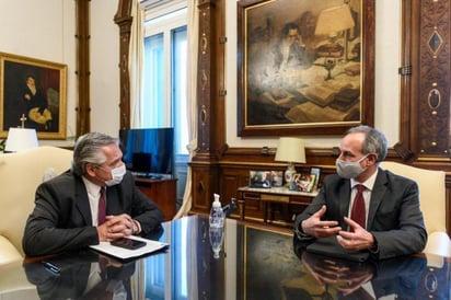 El presidente de Argentina, Alberto Fernández, se reunió este jueves en Buenos Aires con dos miembros del Gobierno mexicano con quienes analizó los planes de vacunación y la cooperación de ambos países contra la pandemia del coronavirus, informaron fuentes oficiales. (TWITTER)