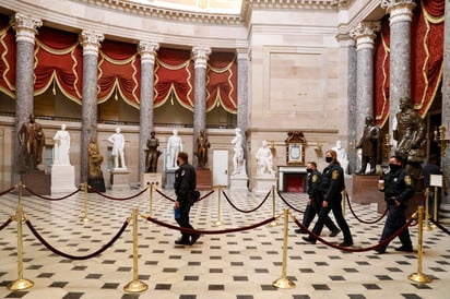 La Policía del Capitolio desmintió este jueves que uno de sus agentes falleciera como consecuencia de las heridas sufridas la víspera durante el asalto de seguidores del presidente saliente de Estados Unidos, Donald Trump, a la sede del Congreso, como había afirmado el canal CNN. (EFE)