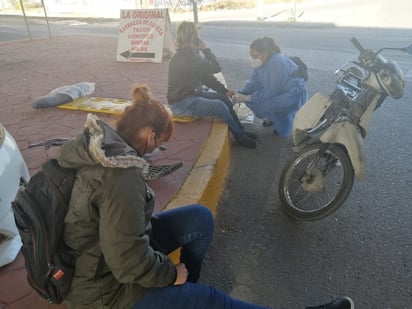 El automovilista no se percató de que se le cayó la facia delantera con la placa, con lo cual podrá ser identificado rápidamente. (EL SIGLO DE TORREÓN)