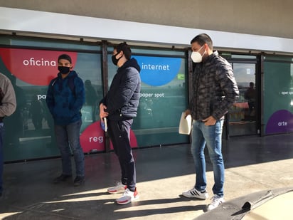 Ayer se les entregaron turnos a las personas que acudieron a las oficinas de Recaudación de Rentas. (GUADALUPE MIRANDA)