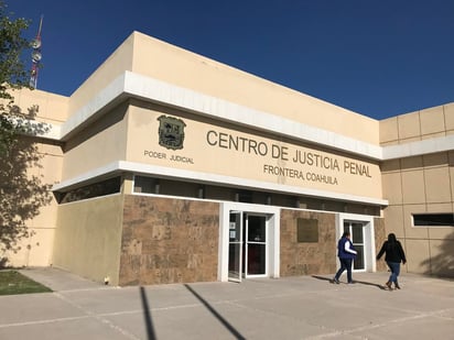 Los tres elementos de la policía preventiva acusados de abusar sexualmente de una detenida, fueron vinculados al proceso por los delitos de violación, violación impropia y acoso sexual en Monclova. (EL SIGLO DE TORREÓN)