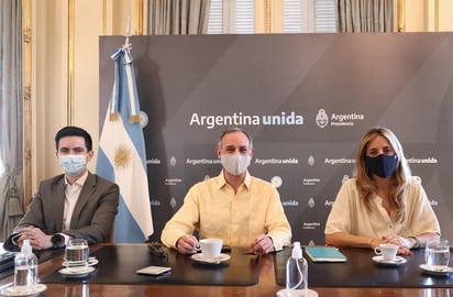 Quien parece que por fin le dijo sí al uso del cubrebocas, fue el subsecretario de Prevención y Promoción de la Salud, Hugo López-Gatell Ramírez, quien durante su estancia en Argentina, a fin de conocer más sobre la vacuna rusa Sputnik, así como los avances en la creación del principio activo de la vacuna de AstraZeneca, ha usado todo el tiempo, o al menos eso muestra en sus fotografías oficiales. (TWITTER)