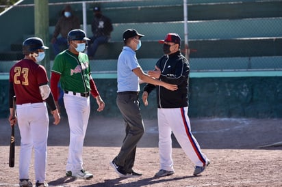 El temperamental y pasional Gregorio 'Goyo' Tapia, reclama una acción para defender a su equipo, el Deportivo Efraín Tapia. (ARCHIVO)