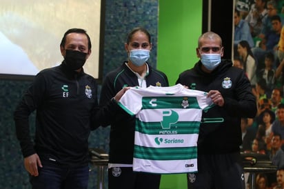 Marcela Valera se dijo muy contenta e ilusionada por llegar a Santos, y mencionó que el objetivo del equipo es llegar a la liguilla; la exjugadora de las Águilas del América fue presentada ayer junto a otras cuatro nuevas jugadoras de las Guerreras. (ESPECIAL)