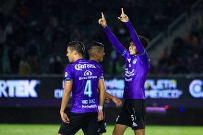 Carlos Vargas (d) celebra luego de marcar el segundo gol del Mazatlán, en la victoria de su equipo 3-2 sobre Rayos de Necaxa. (JAM MEDIA)