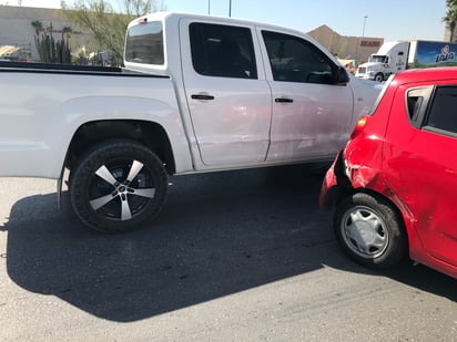 El accidente múltiple se registró al mediodía del viernes, frente a la feria.