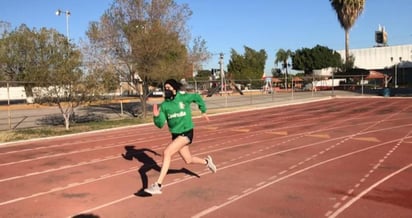 Un total de 20 entusiastas jóvenes conforman este grupo de deportistas laguneros, el cual entrena a diferentes horas para mantener la sana distancia y los protocolos que se piden para ejecutar sus actividades, las cuales incluyen todas las pruebas del atletismo. (EL SIGLO DE TORREÓN)
