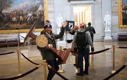  Las autoridades de EUA comenzaron este fin de semana las detenciones de participantes en el asalto al Capitolio mientras los demócratas del Congreso detallan sus planes para iniciar el lunes el proceso para un segundo juicio político al presidente saliente, Donald Trump. (ESPECIAL)

 