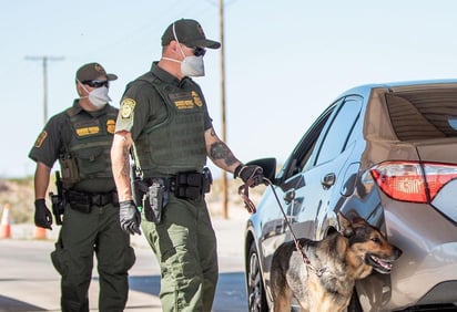 Derivado de la inspección en un automóvil, agentes de la Patrulla Fronteriza frustraron un intento de tráfico de dos migrantes y detuvieron tanto al conductor como al copiloto, ambos ciudadanos norteamericanos. Los migrantes fueron localizados en el interior del automóvil, por lo que procedieron a realizar su trámite de deportación. (EL SIGLO DE TORREÓN)