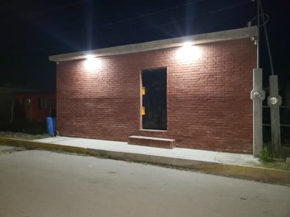 Autoridades del municipio de Piedras Negras llevaron a cabo la clausura de una quinta localizada en la colonia Tierra y Esperanza, donde se desarrollaba una fiesta clandestina en la que participaban menores de edad. Situación por la cual, tras desalojar el lugar, se procedió a colocar los sellos de clausura. (EL SIGLO DE TORREÓN) 