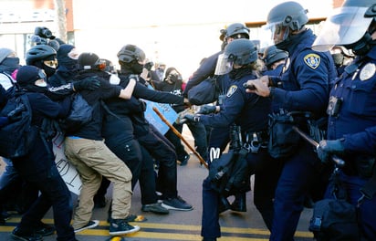 Partidarios del presidente estadounidense Donald Trump se enfrentaron el sábado con manifestantes opositores al mandatario en San Diego, un incidente que llevó a la policía a considerar que la concurrencia era una reunión ilegal debido a los actos de violencia. (AGENCIAS) 
 