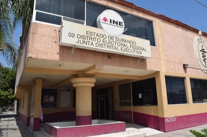 El INE en Gómez Palacio realiza hasta 450 trámites todos los días atendiendo con medidas sanitarias. (ARCHIVO)